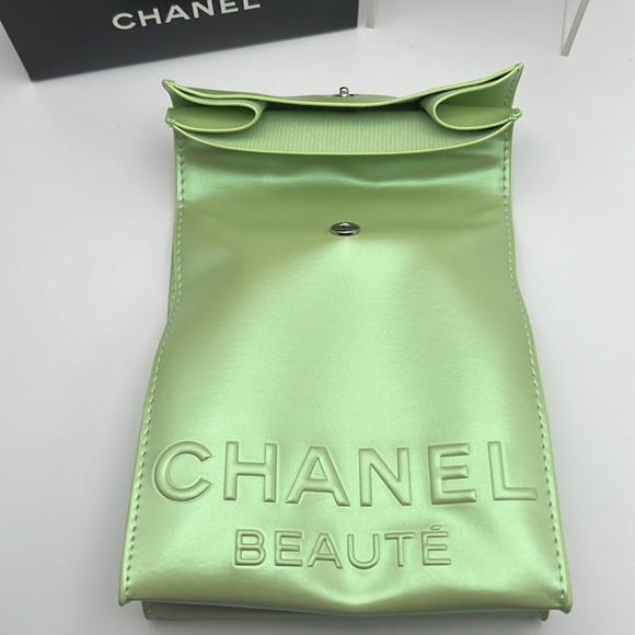 Chanel Makeup Lunch Pouch”The City Break” Iridescent Green Snap Closure & Polish - Picture 12 of 17